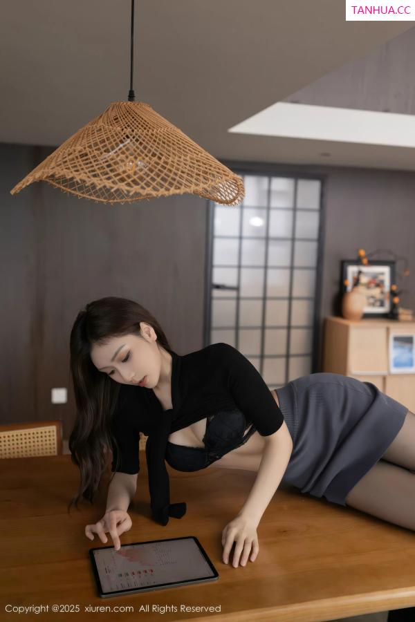   [XiuRen]高清写真图 2025.10.30 No.10930 刘婷婷 OL服饰第14张图片